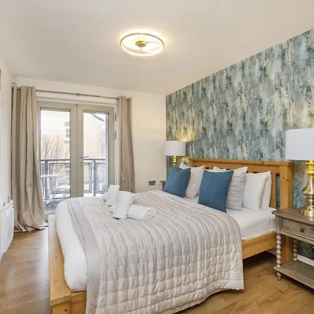 Dixon's Yard, Centre - Free Parking