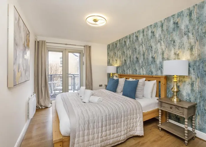 Dixon's Yard, Centre - Free Parking